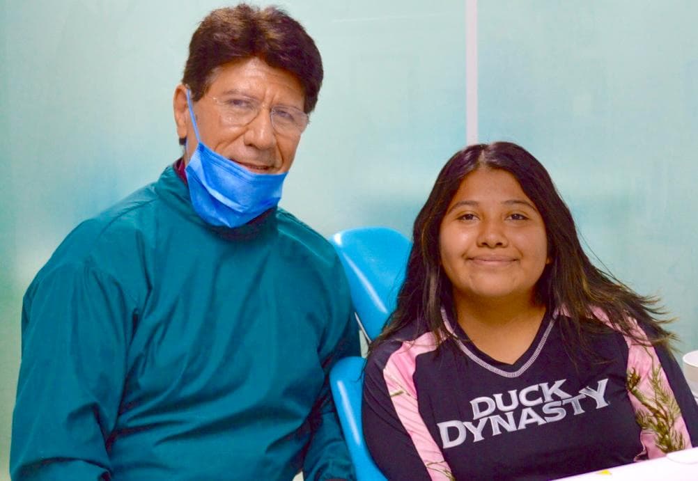 Dr. Jesús Rafael Lara Zarate con paciente joven en su consultorio de Cd. Mante