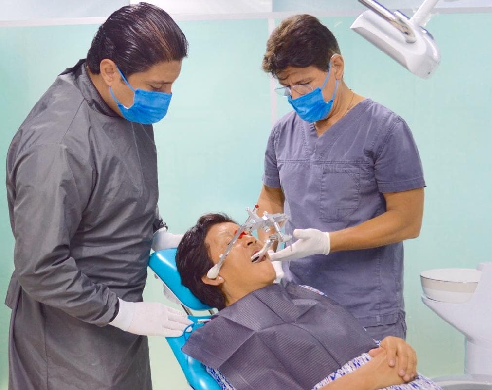 Dr. Lara Zarate acompañando a paciente en el sillón dental