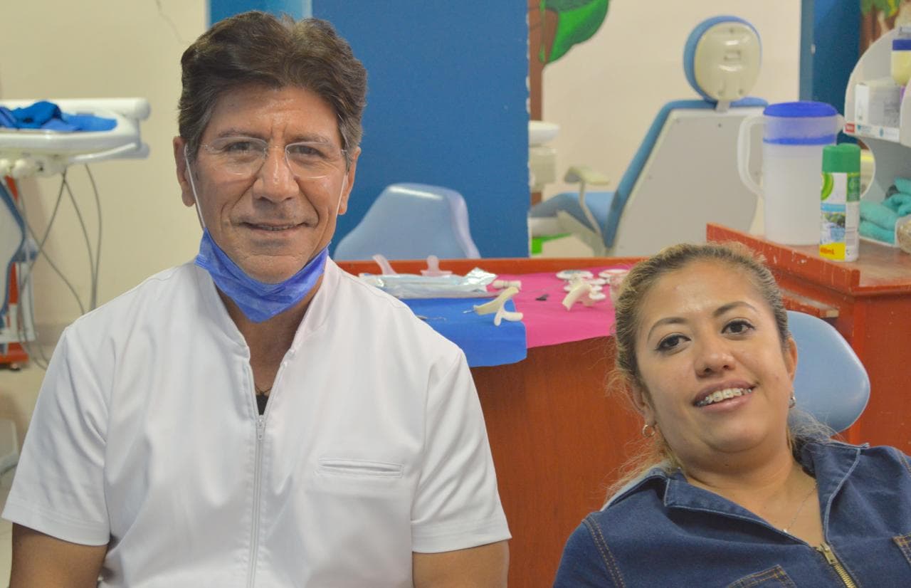 Dr. Jesús Rafael Lara Zarate con paciente en el consultorio dental