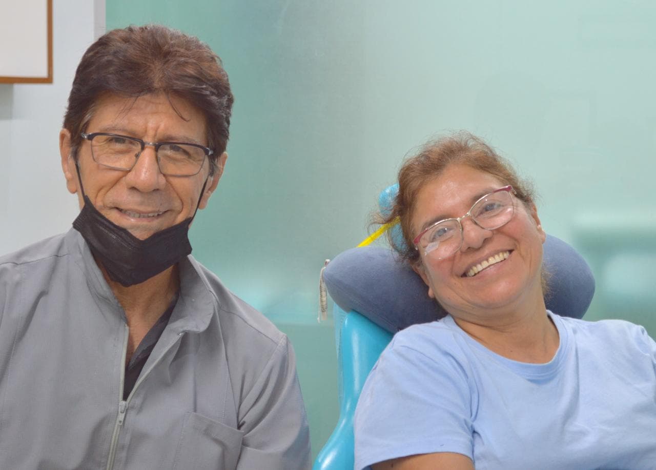 Momento con paciente durante la consulta del Dr. Lara Zarate