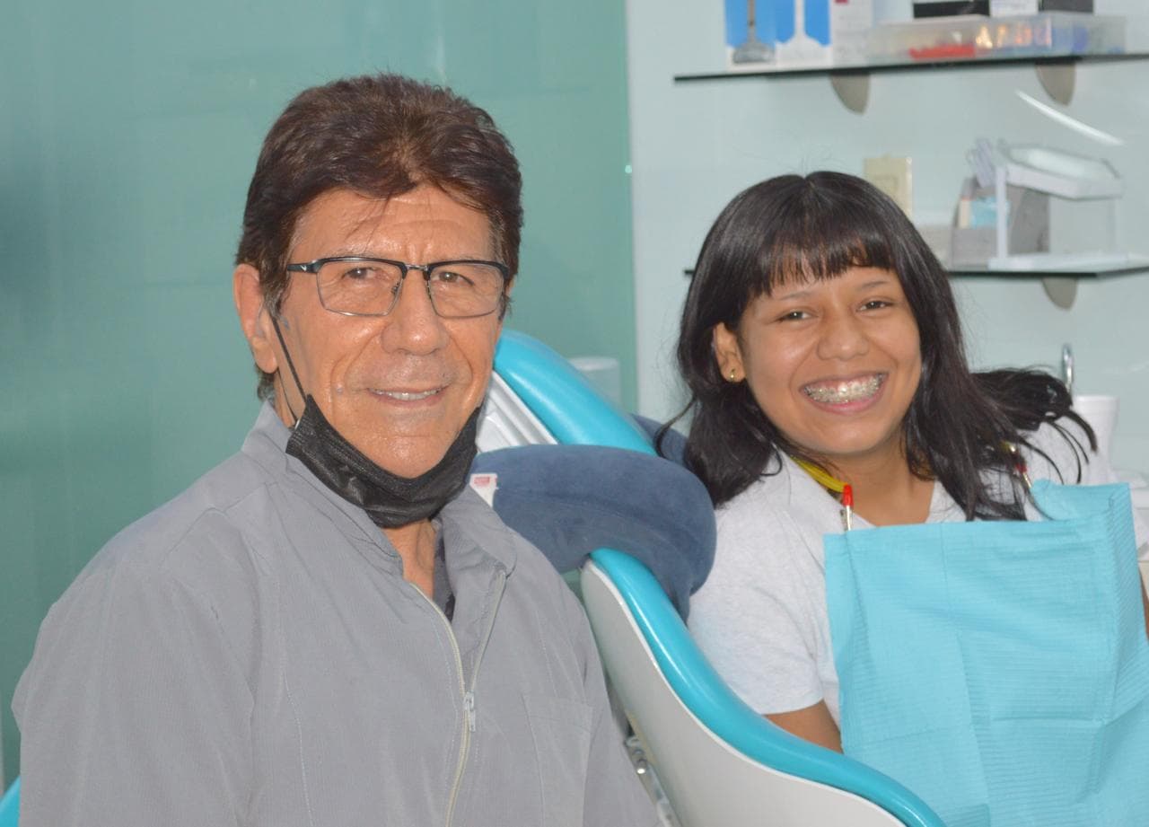 Dr. Lara Zarate junto a paciente de ortodoncia sonriente