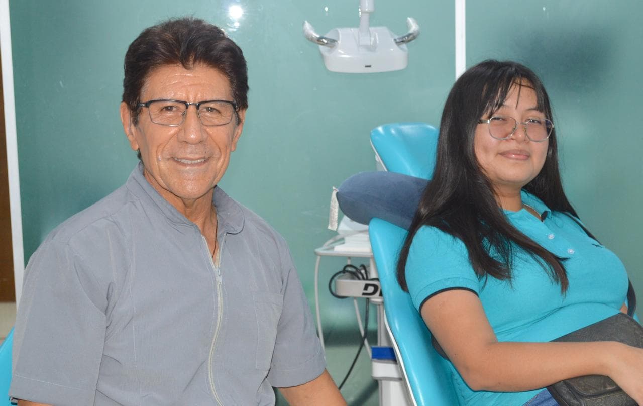 Dr. Jesús Rafael Lara Zarate con paciente en Crio Clínica de Cd. Mante