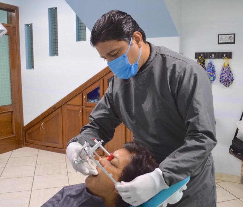 Dr. Lara Zarate con paciente en el consultorio dental de Cd. Mante