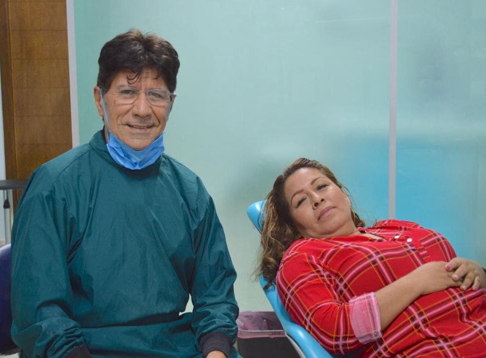 Momento con paciente en la consulta del Dr. Jesús Rafael Lara Zarate
