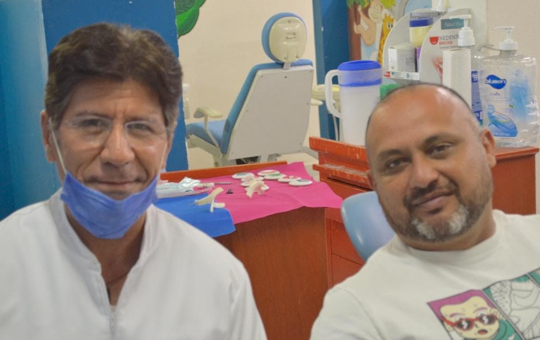 Dr. Jesús Rafael Lara Zarate con paciente en el área de tratamiento
