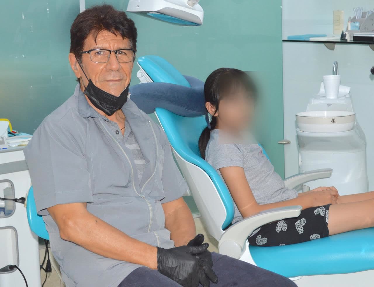 Dr. Lara Zarate acompañando a paciente en Crio Clínica