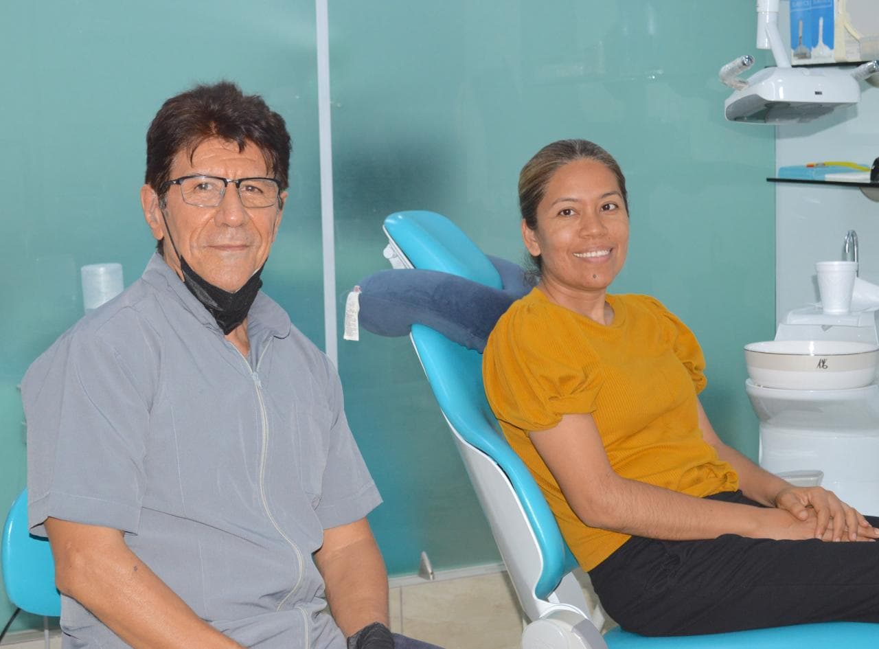 Dr. Jesús Rafael Lara Zarate con paciente en su consultorio