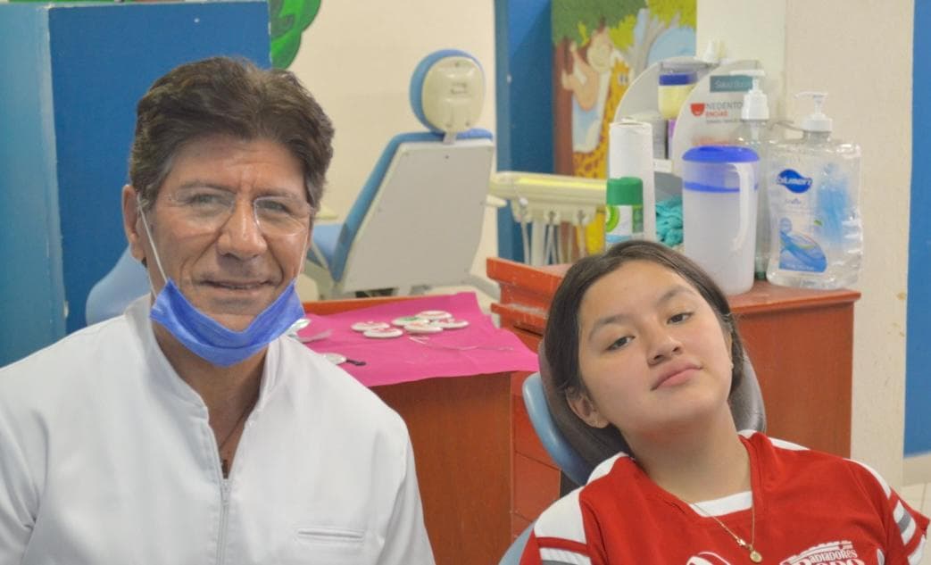 Dr. Lara Zarate con paciente durante una consulta de ortodoncia