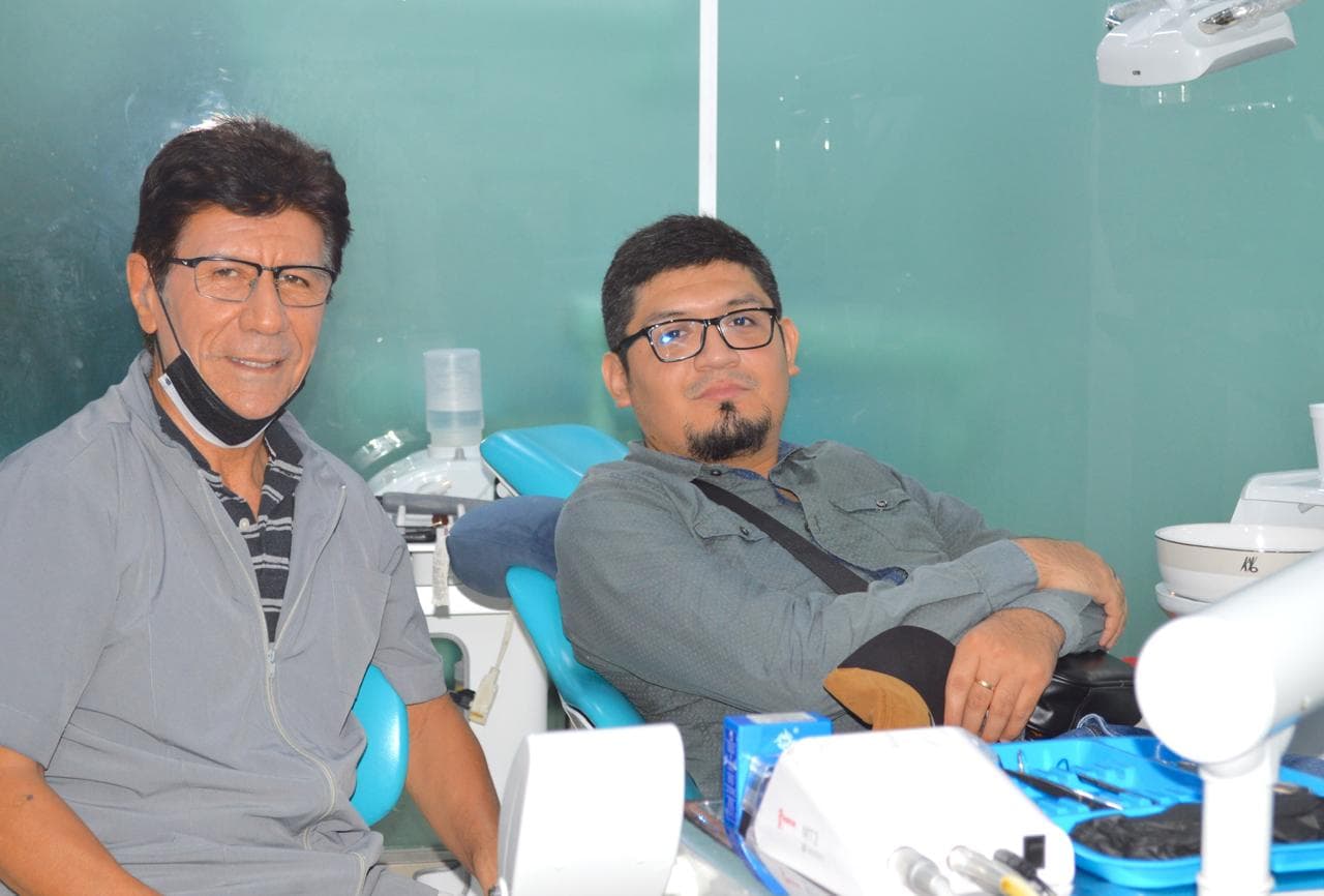 Dr. Lara Zarate junto a paciente en Cd. Mante, Tamaulipas